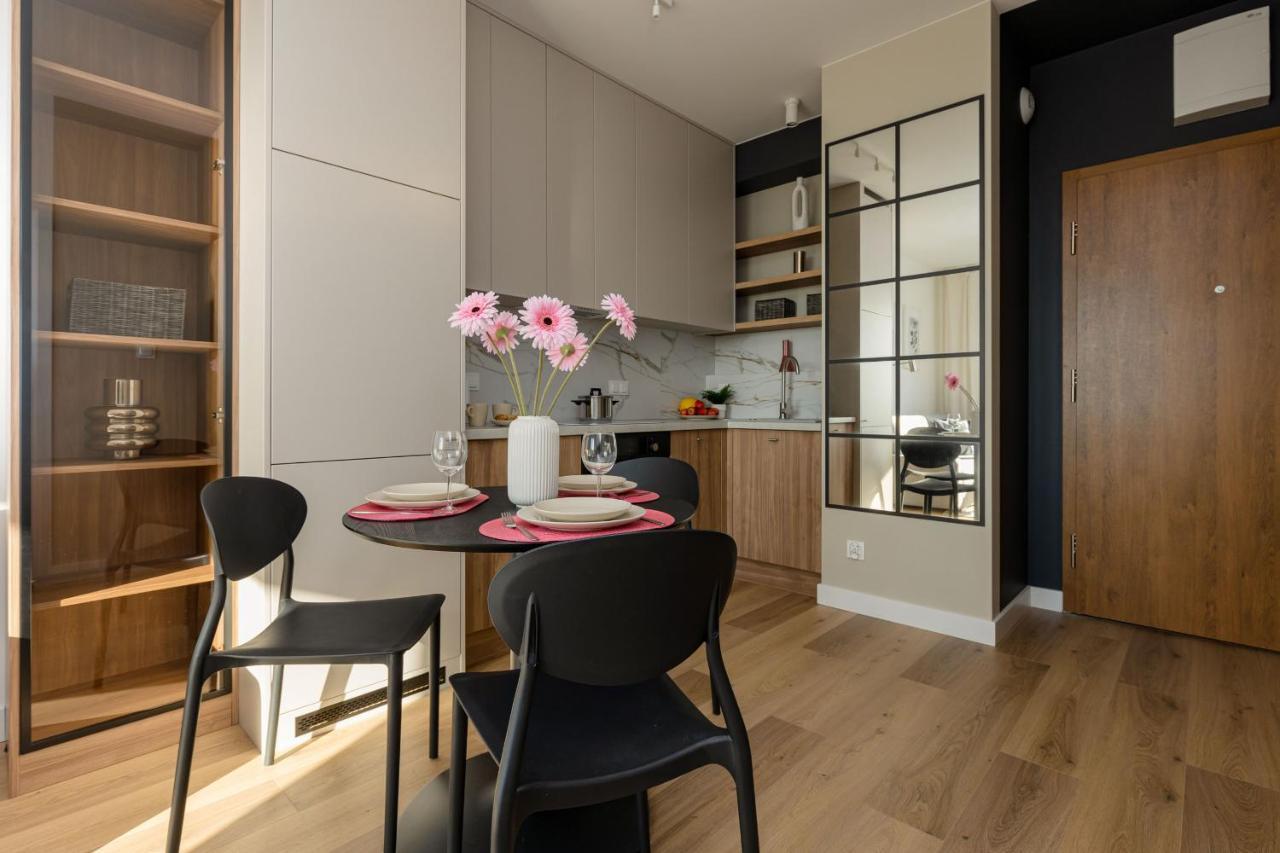 Lopuszanska With Parking Place By Renters Apartament
