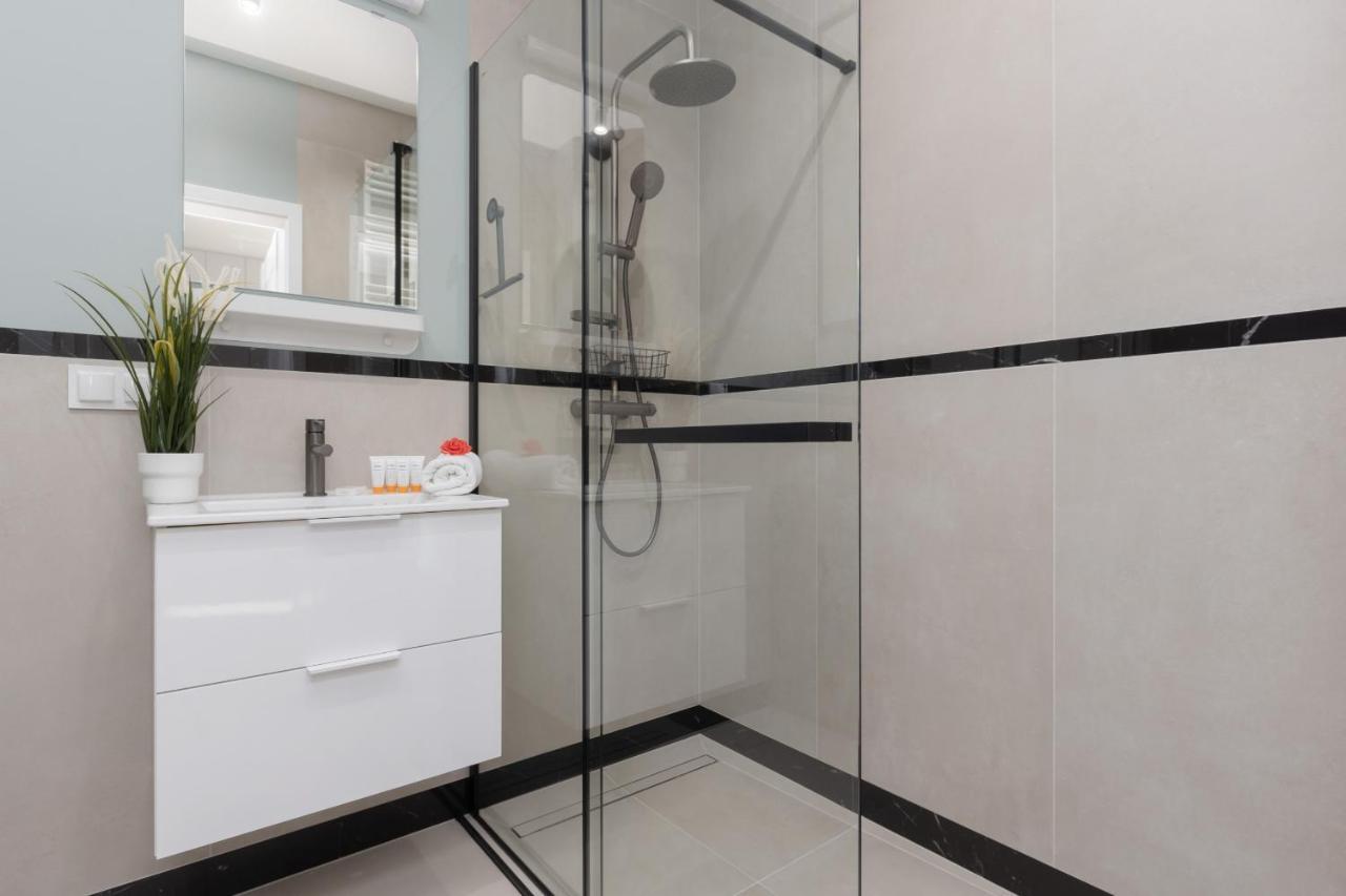 Lopuszanska With Parking Place By Renters Apartament