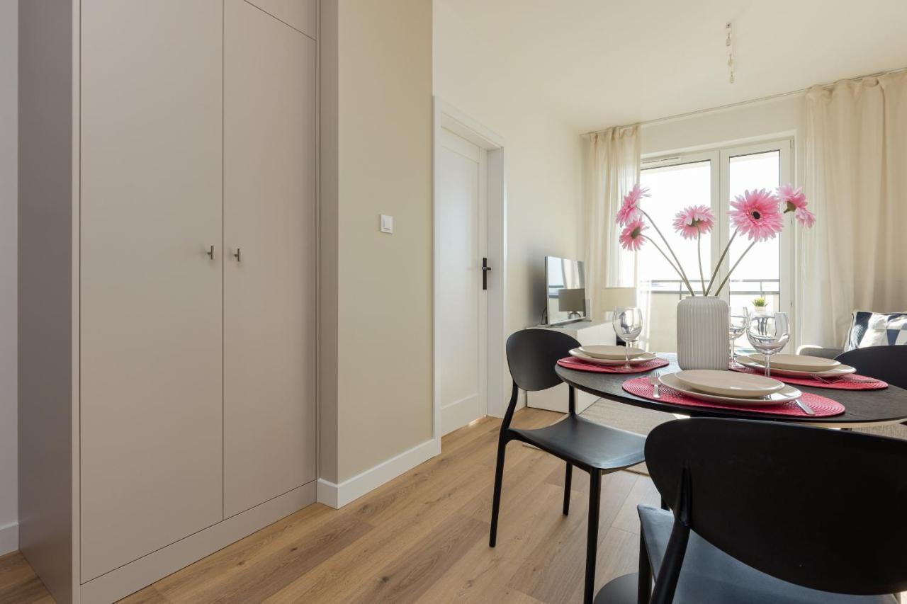 Lopuszanska With Parking Place By Renters Apartament